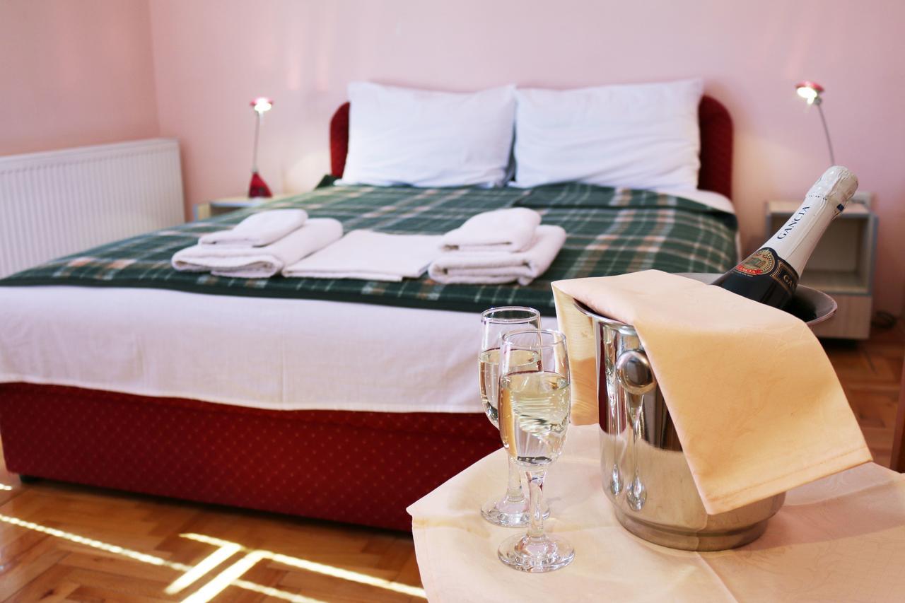 Hotel Montenegro Струга Экстерьер фото